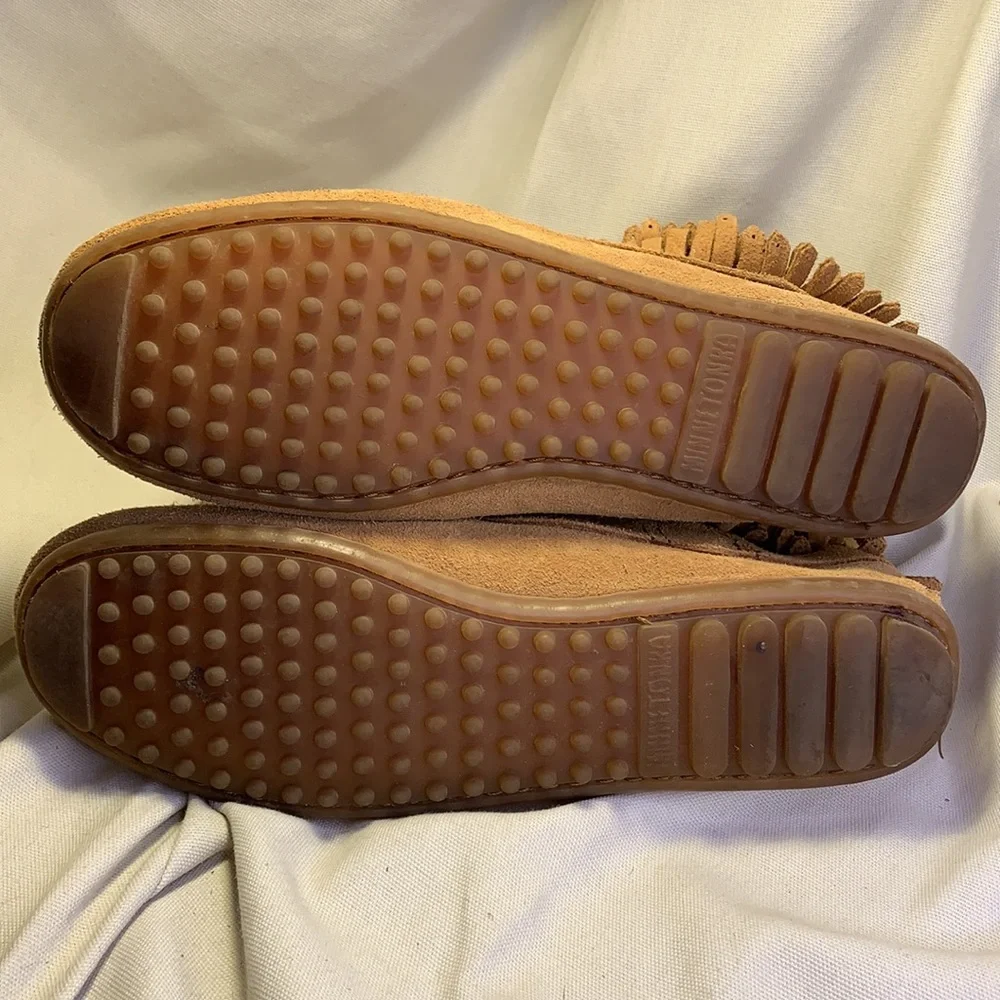 Minnetonka almost NEW ankle moccasins w/fringe